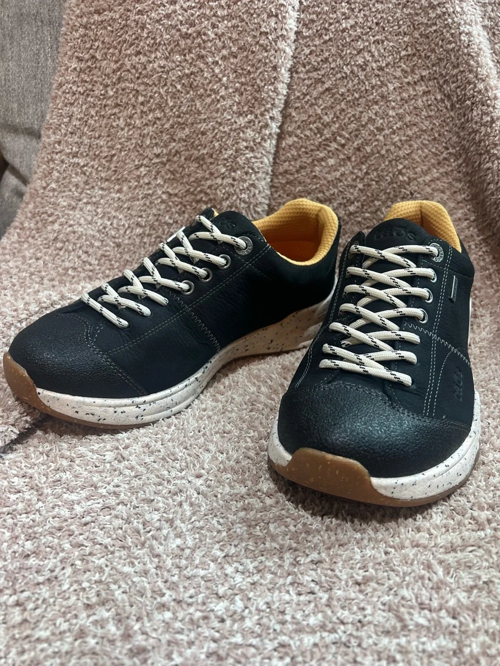 NWOT‎ Women's Taos Shasta Black Nubuck Waterproof Hiking Sneakers SIZE 8.5